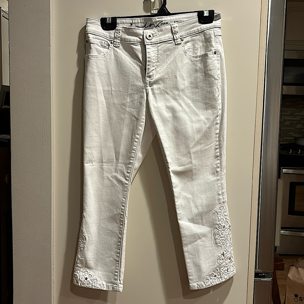 inc. Denim jeans in white .